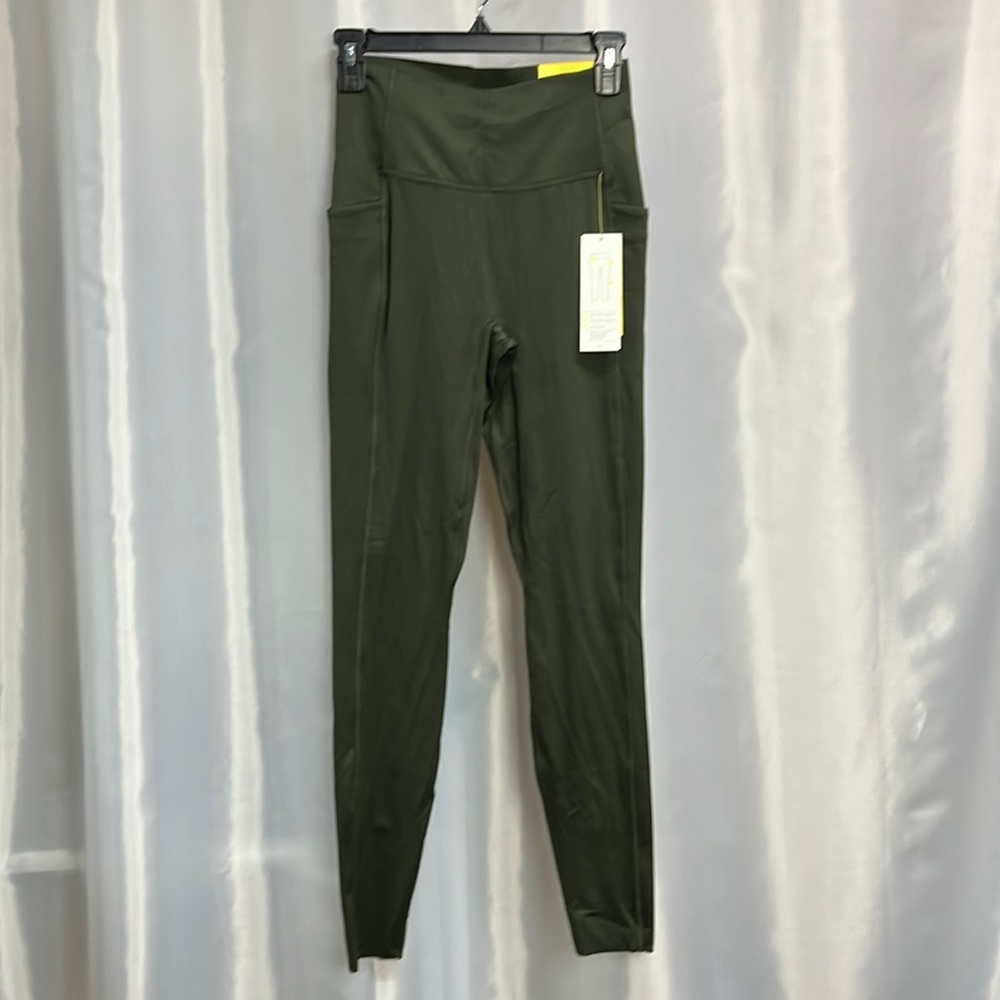 All in motion, high rise, 7/8 leggings with 2 pockets